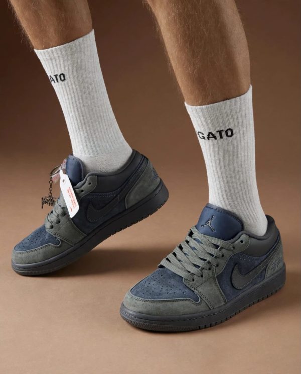 First Copy AIR JORDANS RETRO 1 LOW STUSSY GREY BLUE KEYCHAIN 2026 view 1