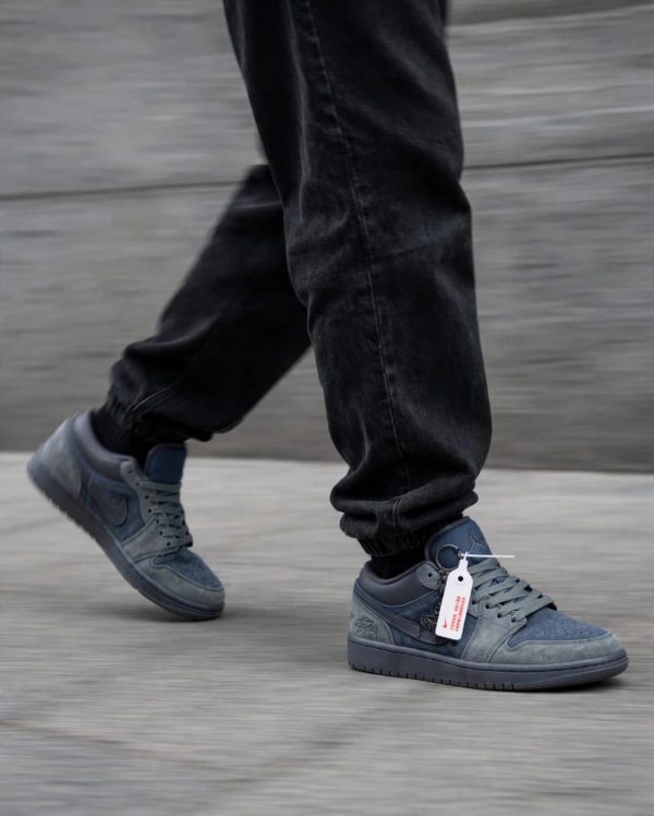 First Copy AIR JORDANS RETRO 1 LOW STUSSY GREY BLUE KEYCHAIN 2026 view 2