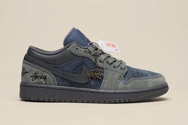 First Copy AIR JORDANS RETRO 1 LOW STUSSY GREY BLUE KEYCHAIN 2026 view 4