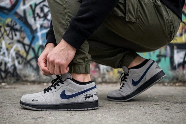 first-copy-air-jordans-retro-1-stussy-grey-bl-4 First Copy AIR JORDANS RETRO 1 STUSSY GREY BLUE KEYCHAIN 2026 ๐ค view 4