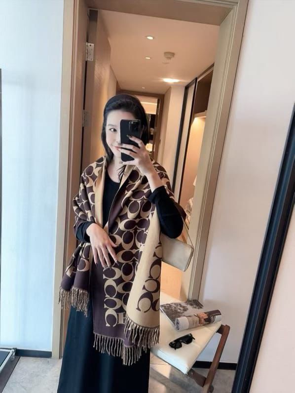 first-copy-coach-reversible-signature-scarf-4 First Copy COACH REVERSIBLE SIGNATURE SCARF view 4