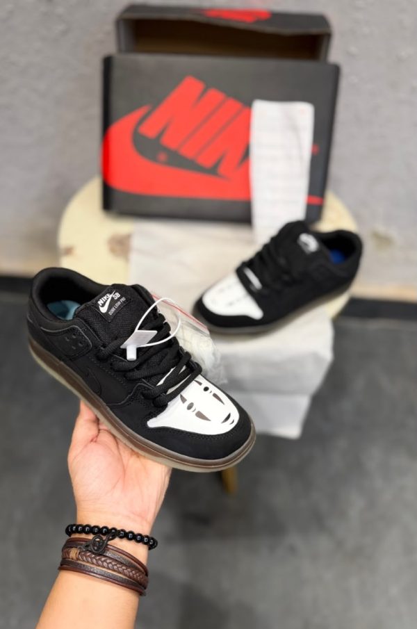 First Copy NIKE SB DUNK LOW NO FACE view 3