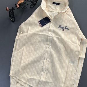 First Copy TOMMY HILFIGER Linen Collection Shirts Combines Style And Comfort, Making It Perfect For Leisurely, Relaxing Days. Made From Very Premium SOFT COTTON, It Features Long Sleeves, Brand Logo And A Classic Collar. view 1