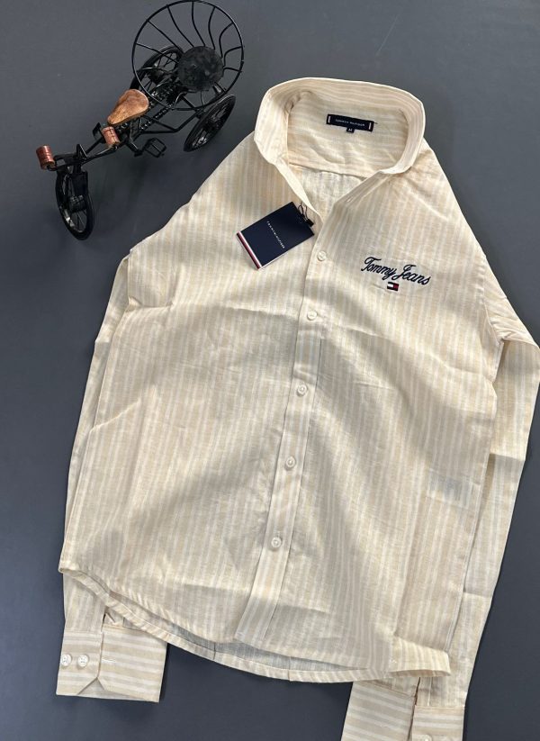 First Copy TOMMY HILFIGER Linen Collection Shirts Combines Style And Comfort, Making It Perfect For Leisurely, Relaxing Days. Made From Very Premium SOFT COTTON, It Features Long Sleeves, Brand Logo And A Classic Collar. view 1