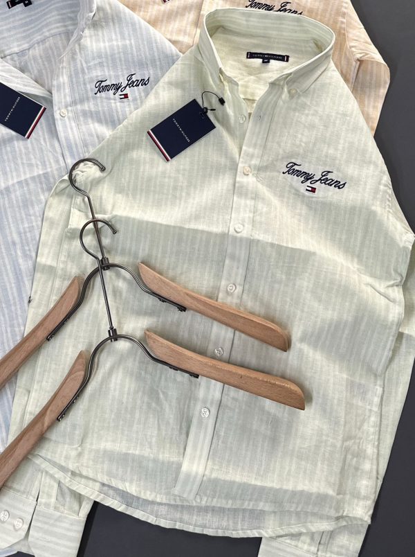 First Copy TOMMY HILFIGER Linen Collection Shirts Combines Style And Comfort, Making It Perfect For Leisurely, Relaxing Days. Made From Very Premium SOFT COTTON, It Features Long Sleeves, Brand Logo And A Classic Collar. view 4
